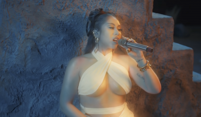 Kali Uchis w zmysłowym wykonaniu „telepatia” na żywo