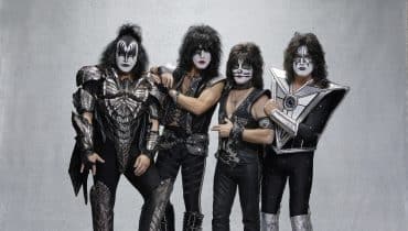 Lider KISS odmówił sprzedaży rodzinnego domu alkoholikom. Liczą się wartości, nie pieniądze