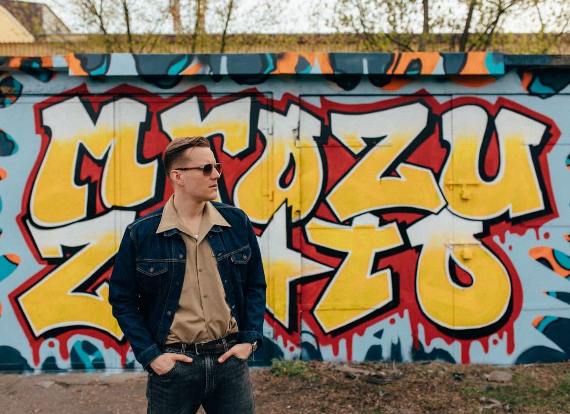 Mrozu zmienia barwy i publikuje nowy singiel z klipem