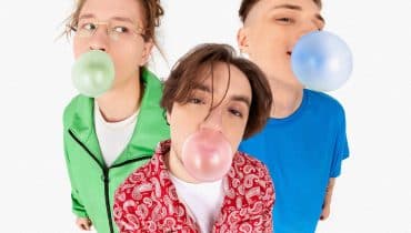 W bitach oddech i słońce, w wersach plaża – Flint recenzuje „OIO”