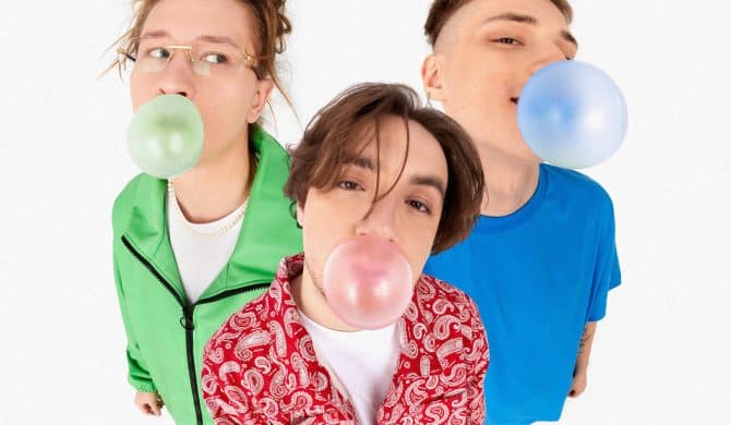 W bitach oddech i słońce, w wersach plaża – Flint recenzuje „OIO”