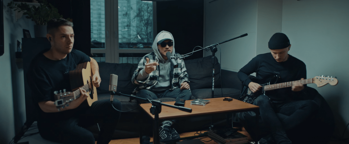 Pezet z ostatnim akustykiem z domowych live shows. Tym razem raper nagrał znakomitą wersję „Nisko jest niebo”