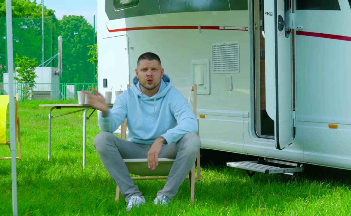 Kaz Bałagane z nowym singlem i gościem-petardą na nadchodzącym wydawnictwie