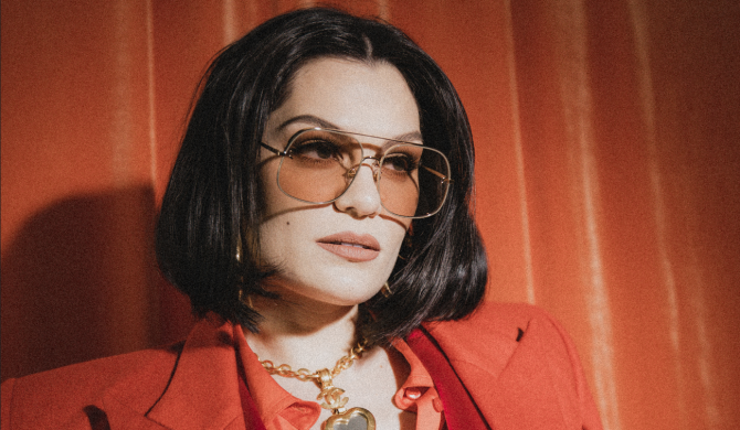 Jessie J po mastektomii: szczery wpis i żart do fanów. „Sutek wrócił na swoje miejsce”