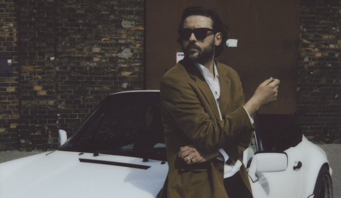 Nietypowa historia gangsterska w nowym klipie Tomasza Makowieckiego