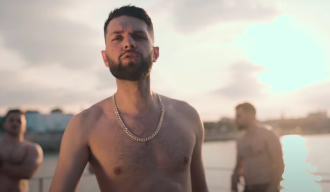 Blacha: „Zimny alkohol, gorące kobiety, ona namawia, chce do toalety”