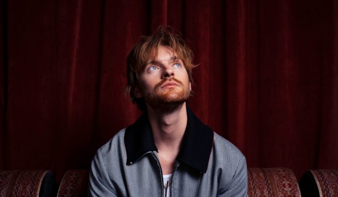 Brat Billie Eilish prezentuje nowy singiel „Lotus Eater”