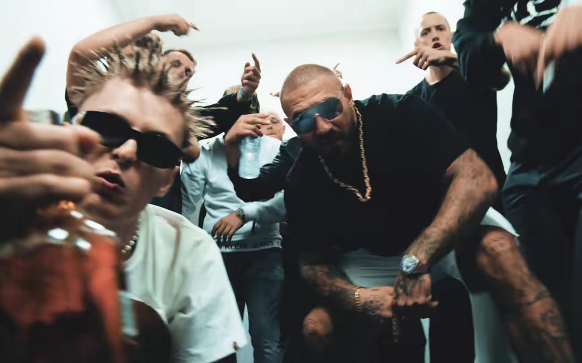 Kizo i Oki tańczą pogo