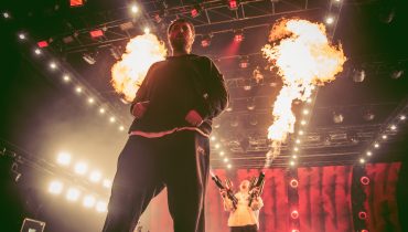 Pamiętacie, jak Bedoes wystąpił z Quebonafide „w stroju prezerwatywy”? Pierwotnie chciał wyjść nago, ale mu nie pozwolono