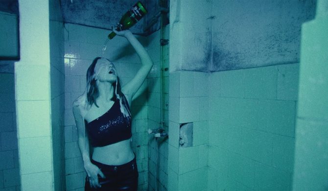 „Jestem kur*a trendsetterką, spalę duszę, a buchem będzie twoje tętno” – SBM Label prezentuje klip drugiej żeńskiej artystki w historii SBM Starter