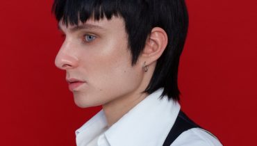 „To człowiek tworzy metamorfozy” – Marcin Flint recenzuje Korę w interpretacji Kamińskiego