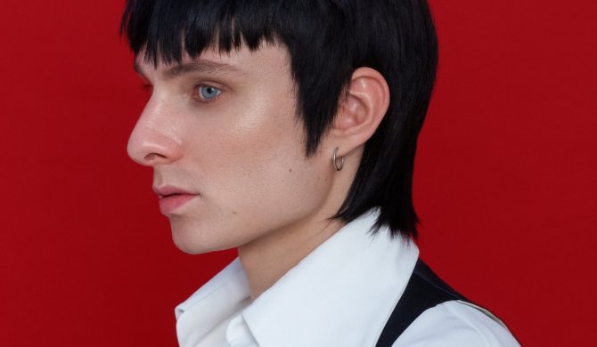 „To człowiek tworzy metamorfozy” – Marcin Flint recenzuje Korę w interpretacji Kamińskiego