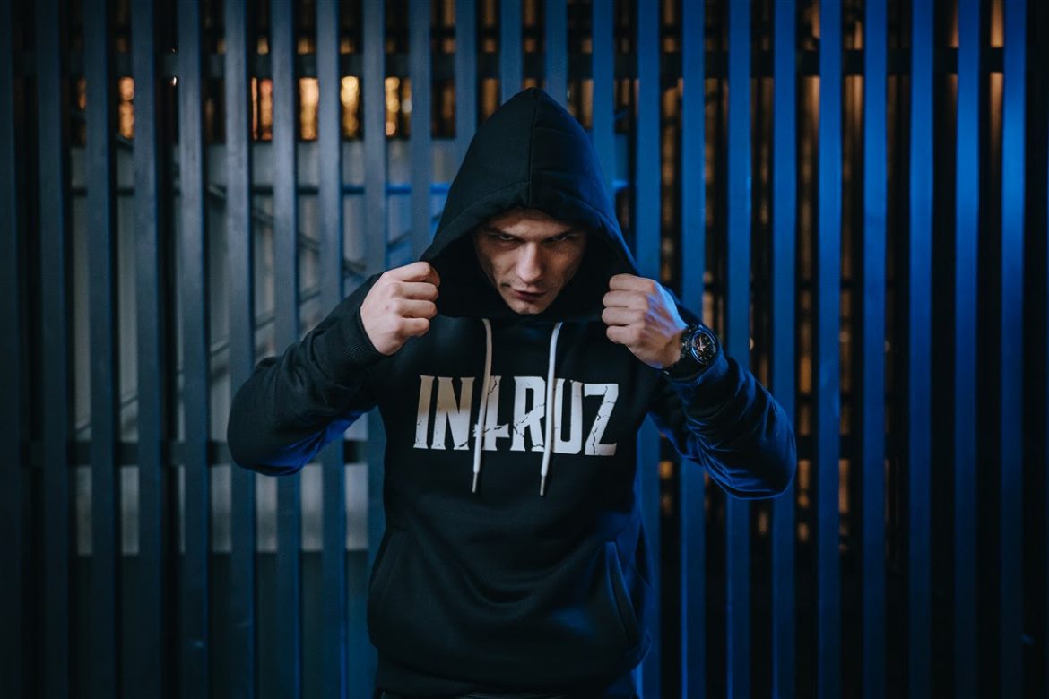 Akash „miał coś w zanadrzu” po ataku Intruza. Nowy klip rapera i zaskakująca odpowiedź Intruza