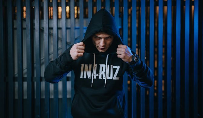 Akash „miał coś w zanadrzu” po ataku Intruza. Nowy klip rapera i zaskakująca odpowiedź Intruza