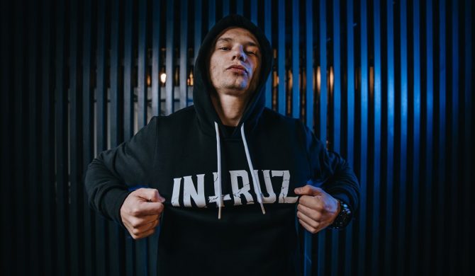 Intruz zdissował Akasha (dawniej AK-47)