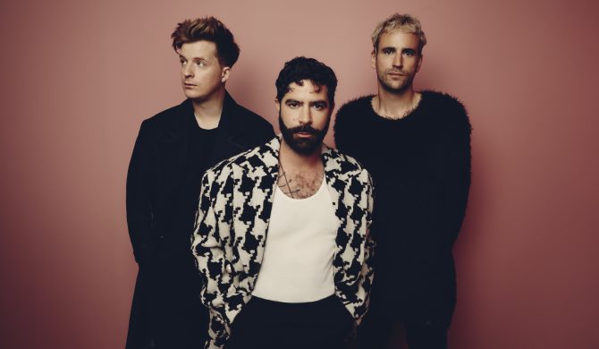 Foals nagrali nowy singiel. Posłuchaj „Wake me up” i zobacz klip