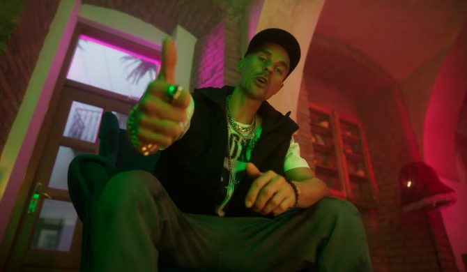 „Mam w d**ie pocisk” – Piotr Żyła rapuje w reklamie Frugo