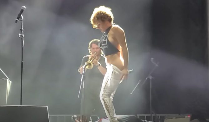 Wygląda na to, że wokalistka Brass Against popełniła przestępstwo, oddając mocz na fana. Wiemy, jaka kara może ją spotkać