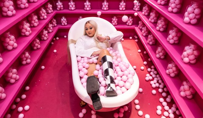 Białas gościem Oliwki Brazil. Klip do „Karaluchów” już w sieci