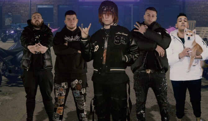 Young Multi obok chillwagonu, Krzy Krzysztofa i drużyny Żabsona