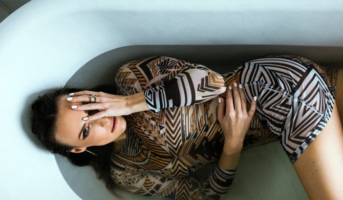 Tak pięknie jest na początku każdego związku. Zobacz nowy teledysk WdoWy „Nie zwalniaj”