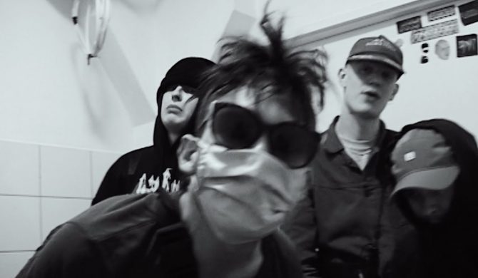 1988 odpala mocarny singiel z Tonfą i Zdechłym Osą