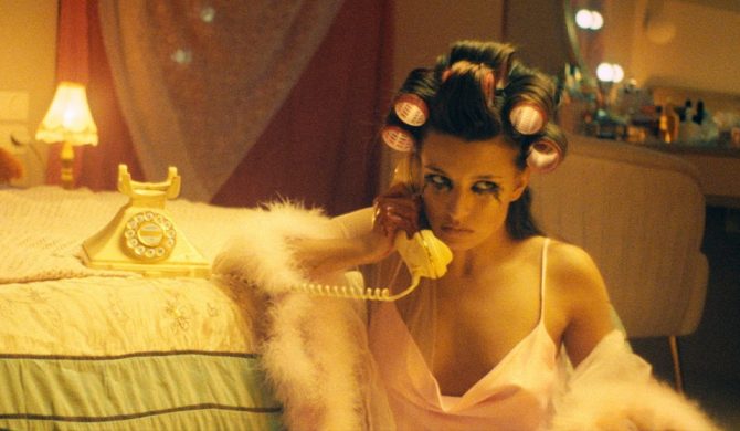 Dawid Ogrodnik, Cezary Pazura oraz Ten Typ Mes w nowym klipie Julii Wieniawy