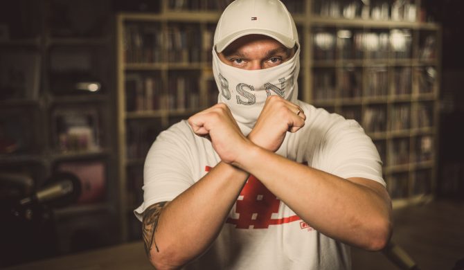 Kafar trolluje Aviego „arabską” przeróbką jego „Jak mam żyć?”. Raper komentuje