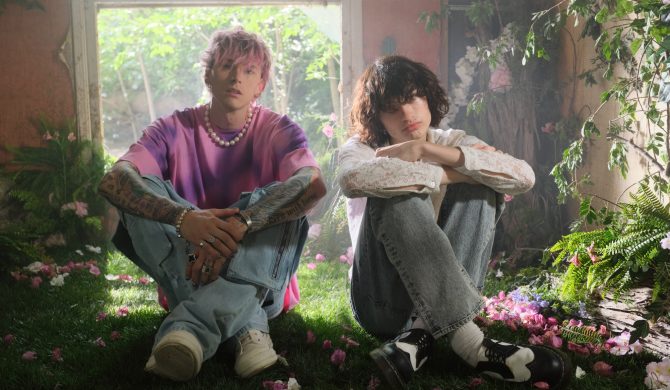 Machine Gun Kelly i glaive w utworze „more than life”