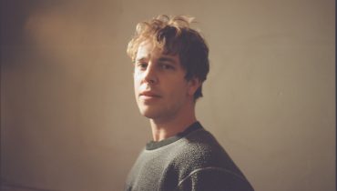 Tom Odell o trasie z Billie Eilish: „Dała mi nową perspektywę na sławę i psy”