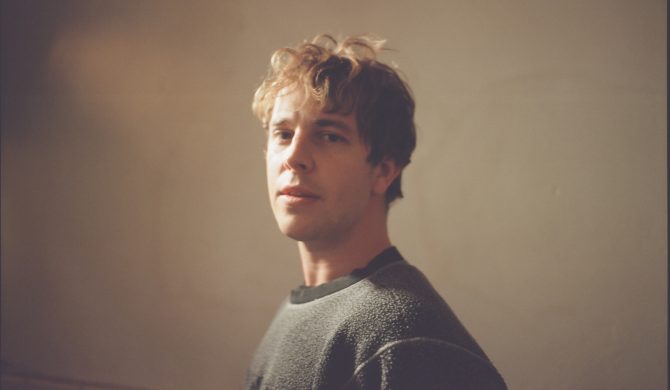 Tom Odell o trasie z Billie Eilish: „Dała mi nową perspektywę na sławę i psy”