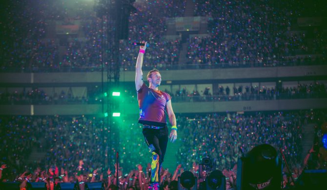 Fan żartuje z afery z kochankami, podczas kolejnego koncertu Coldplay. Jego transparent rozbawił publiczność i zespół