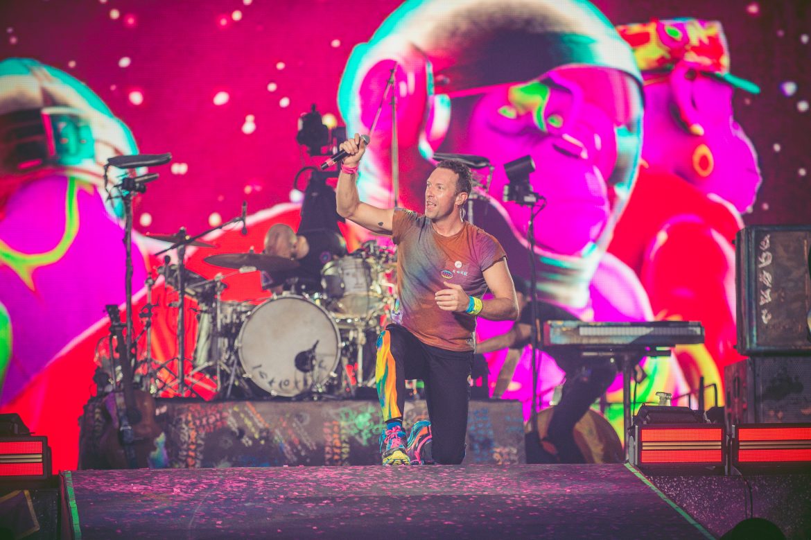 Chris Martin pomógł fanowi oświadczyć się na koncercie Coldplay. Najpierw jednak przeprowadził „kontrolę bezpieczeństwa”