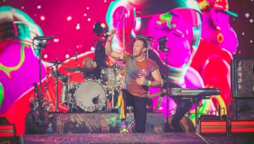 Chris Martin całuje asfalt. Nietypowy rytuał wokalisty Coldplay