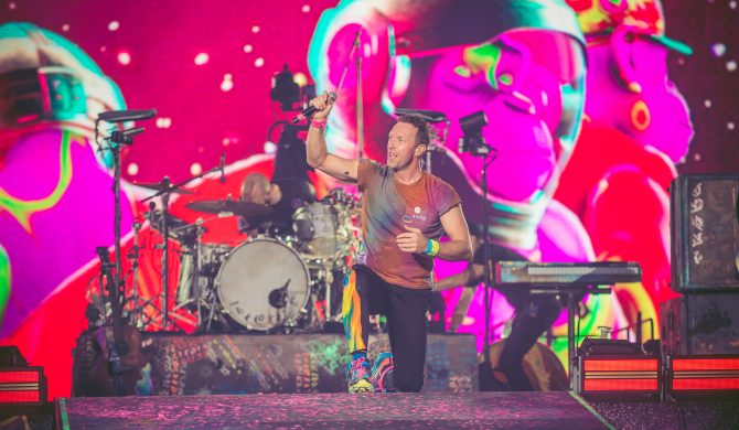 Chris Martin pomógł fanowi oświadczyć się na koncercie Coldplay. Najpierw jednak przeprowadził „kontrolę bezpieczeństwa”