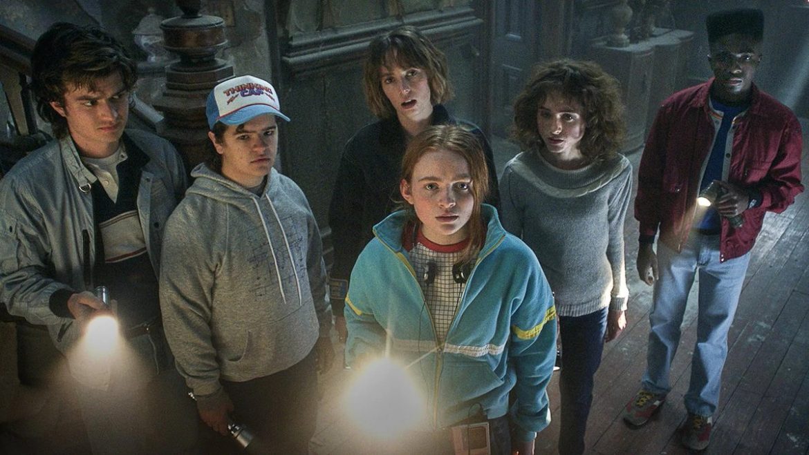 Orgia w nowym klipie gwiazdy „Stranger Things”