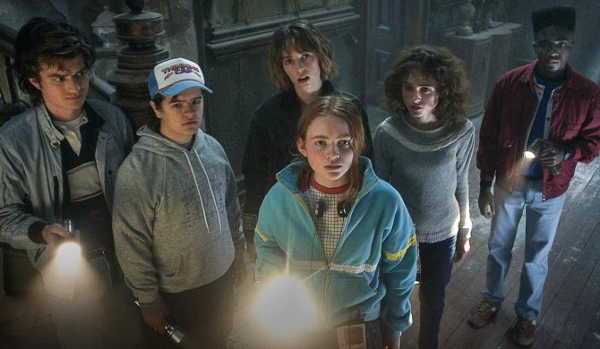 Orgia w nowym klipie gwiazdy „Stranger Things”