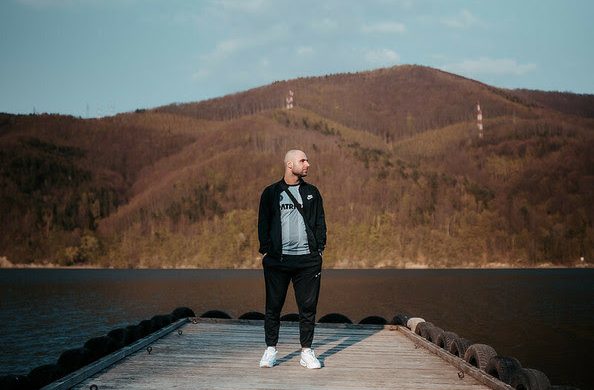 Dawid Obserwator zakładał młodzieżówkę PiS w Wałbrzychu? Raper komentuje: „Na zdjęciu jestem przypadkiem ponieważ zabrał mnie tam ojciec”