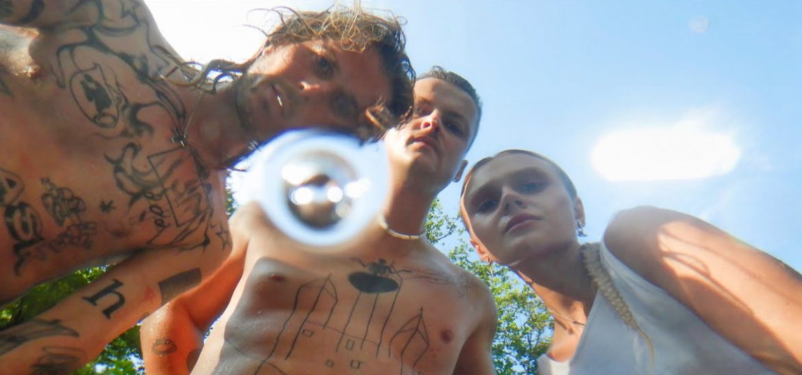 Holak debiutuje w nowych barwach. W singlu „4REAL” Rosalie. i Król