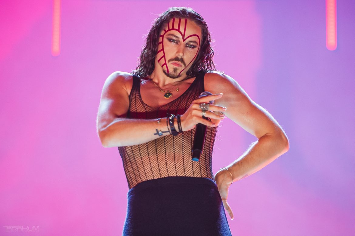 Michał Szpak ponownie przebiera się za Jezusa. Tym razem w towarzystwie sióstr