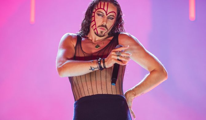 Michał Szpak ponownie przebiera się za Jezusa. Tym razem w towarzystwie sióstr