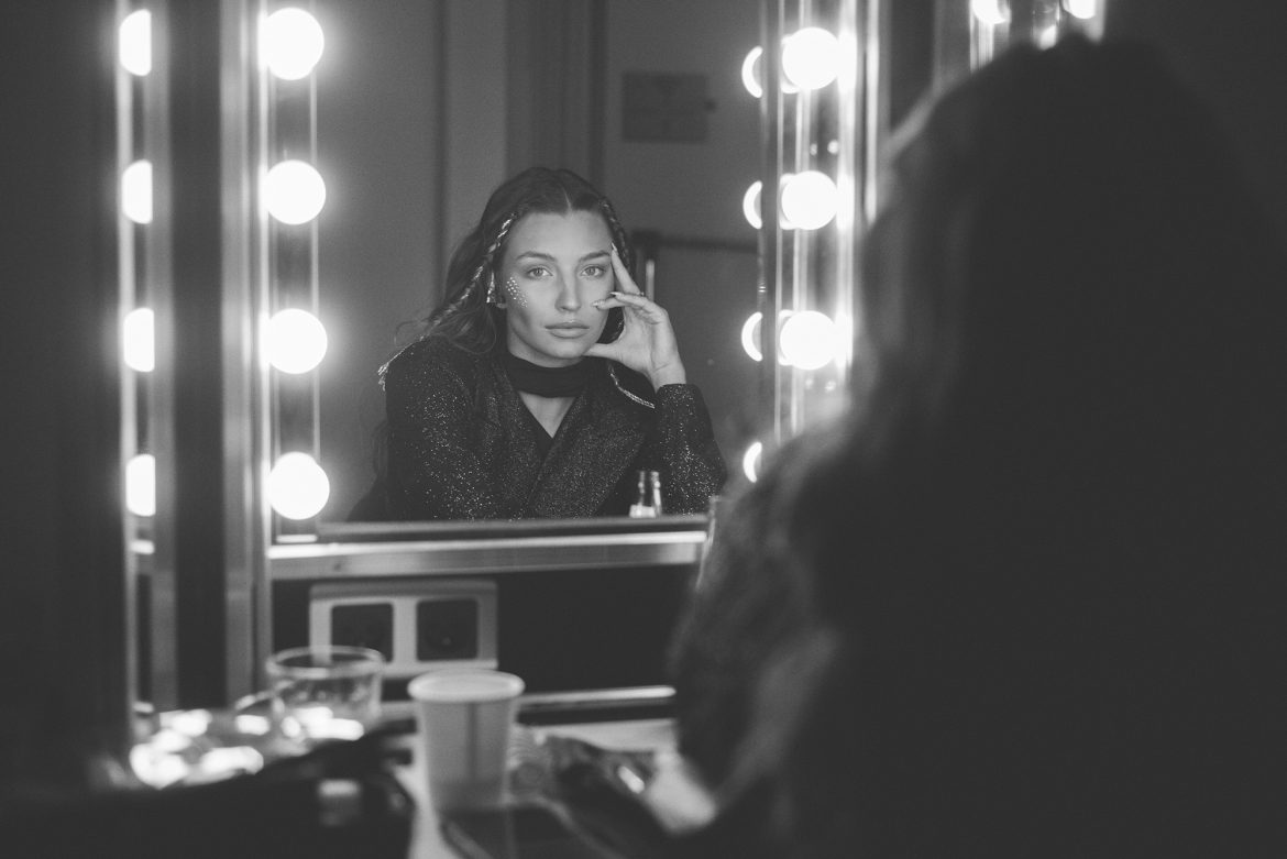 To ksiądz odkrył talent Julii Wieniawy. Niezwykła historia początków kariery artystki