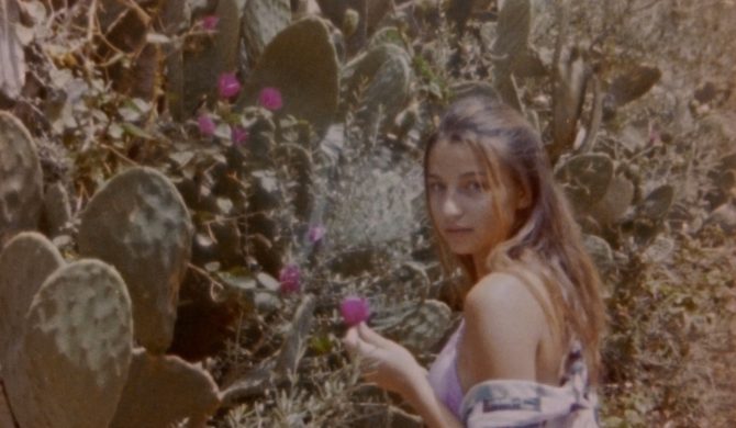 Wspomnienie lata w nowym teledysku Julii Wieniawy