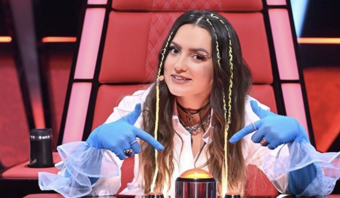 „A kim jest ta laska, która siedzi tam w tych niebieskich rękawicach do czyszczenia kibli?” – internauci nie odpuszczają nowej jurorce Voice Of Poland