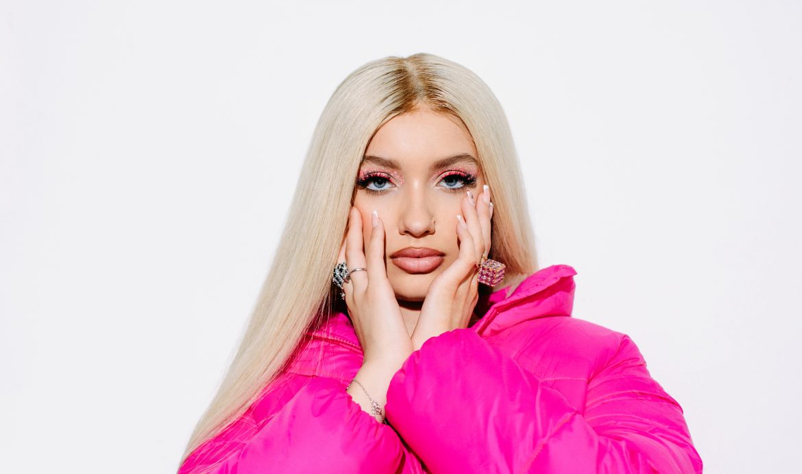 Viki Gabor polewa się wodą na koncercie. Niektórzy uważają, że w jej wieku to nie przystoi