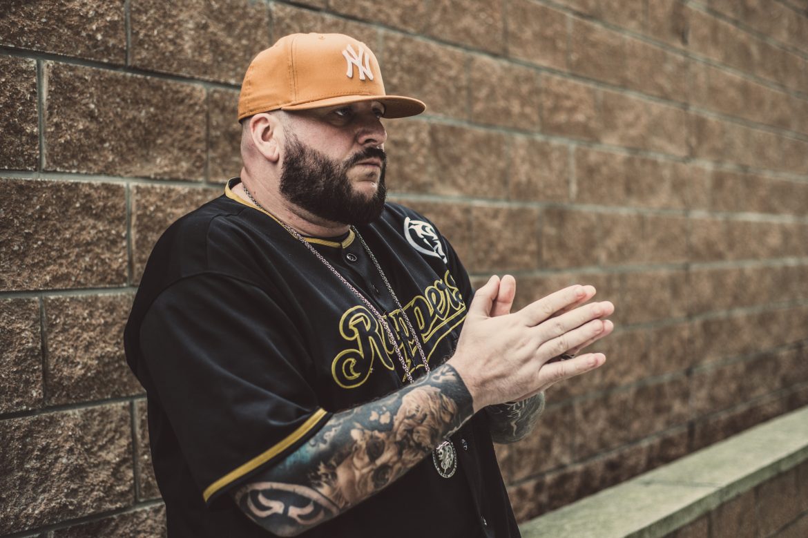 Waldemar Kasta dwukrotnie zmieniał nazwisko. Raper tłumaczy powody