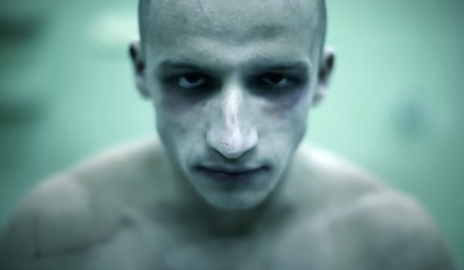 AK-47 twierdzi, że wyprawa na Księżyc była mistyfikacją. Raper obiecuje też, że przeprowadzi eksperyment udowadniający, że Ziemia jest płaska