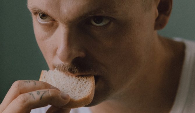 Błażej Król i jego „bestia” – nowy singiel już dostępny