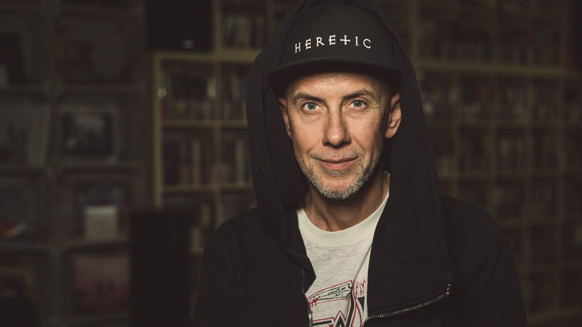 Nergal nie wierzy w umiejętności piłkarzy, którzy wchodząc na boisko, robią znak krzyża