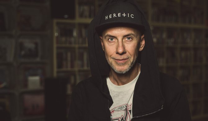 Nergal nie wierzy w umiejętności piłkarzy, którzy wchodząc na boisko, robią znak krzyża